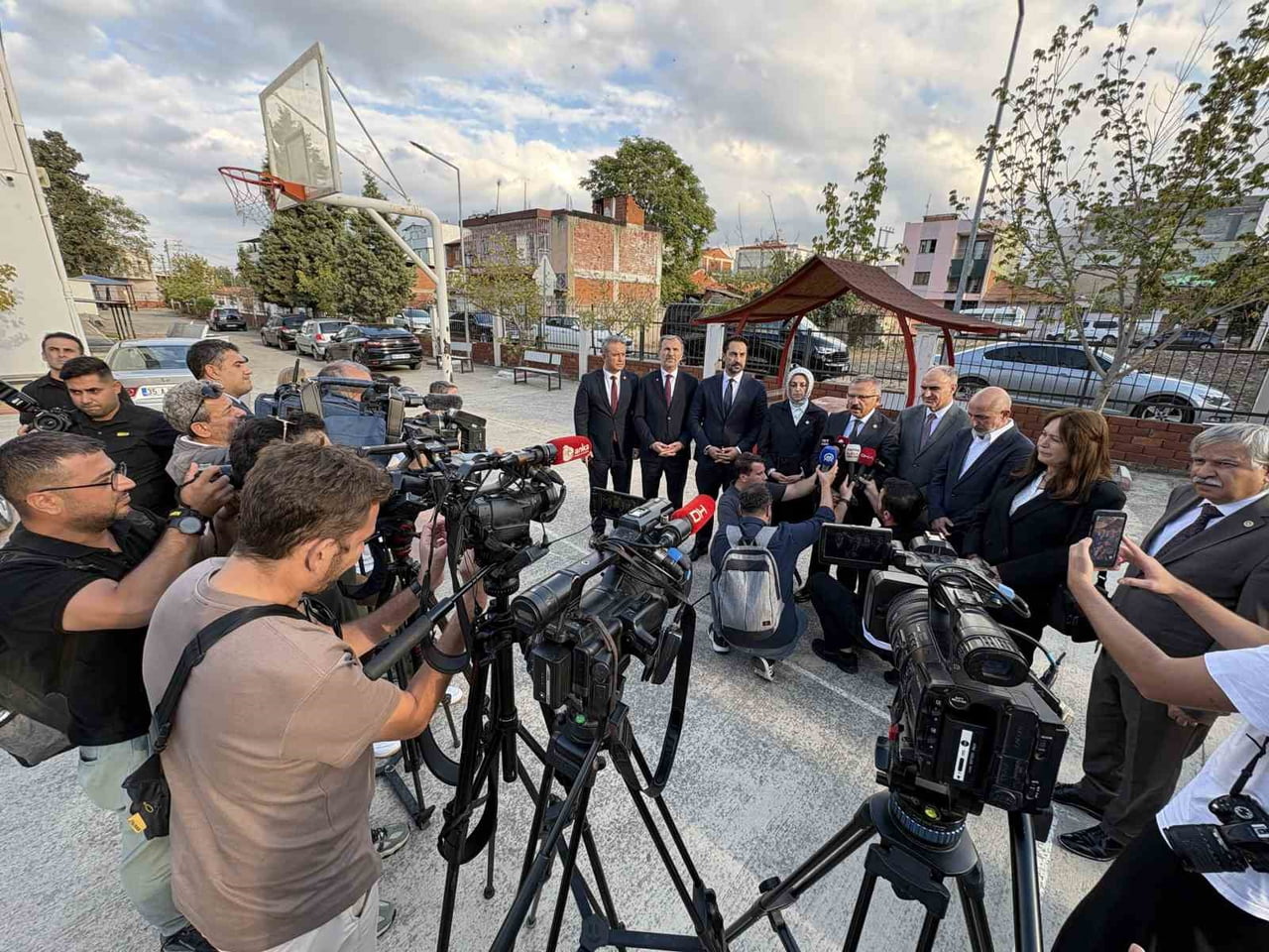 MANİSA'NIN TURGUTLU İLÇESİNDE MEYDANA GELEN POMPALI TÜFEKLİ OKUL SALDIRISININ ARDINDAN BÖLGEDE...