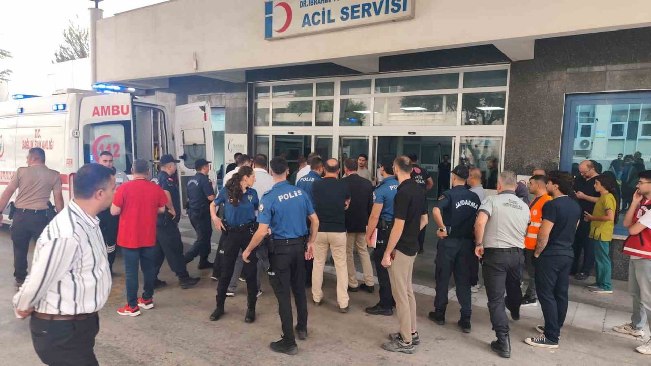 MANİSA'NIN TURGUTLU İLÇESİNDE OKUL SERVİSİ BEKLEYEN ÖĞRENCİLERE YÖNELİK SİLAHLI SALDIRIDA 11...