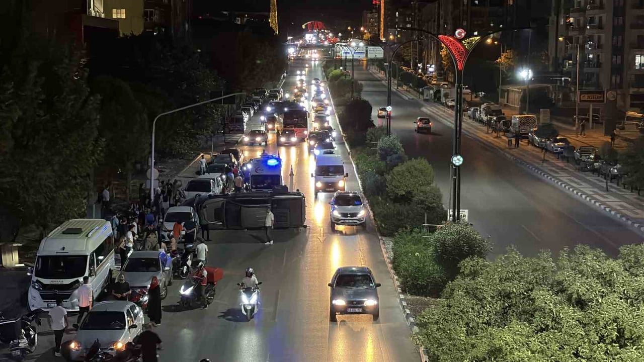 MANİSA'NIN YUNUSEMRE İLÇESİNDE MAKAS ATARAK İLERLEDİĞİ İDDİA EDİLEN OTOMOBİL, PARK HALİNDEKİ 5...