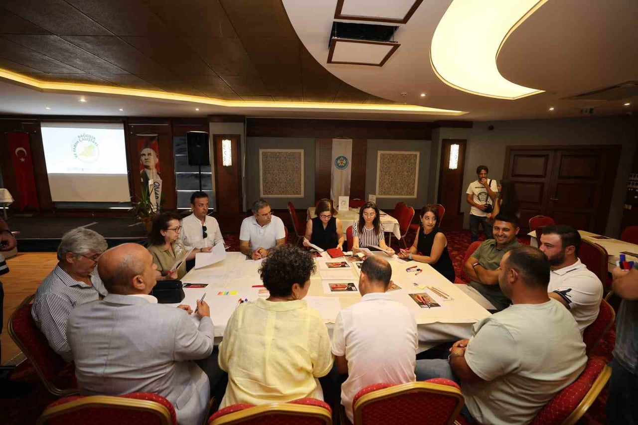 MANİSA BÜYÜKŞEHİR BELEDİYESİ VE ŞEHZADELER BELEDİYESİ İŞ BİRLİĞİYLE DÜZENLENEN BAĞ BOZUMU...