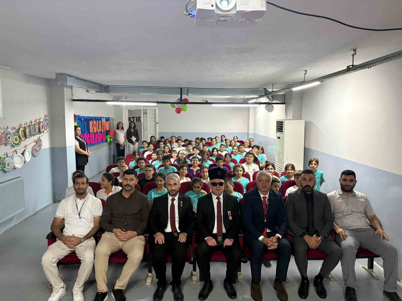 MANİSA’DA 19 EYLÜL GAZİLER GÜNÜ ETKİNLİKLERİ KAPSAMINDA ÖĞRENCİLERLE BİR ARAYA GELEN GAZİLER...
