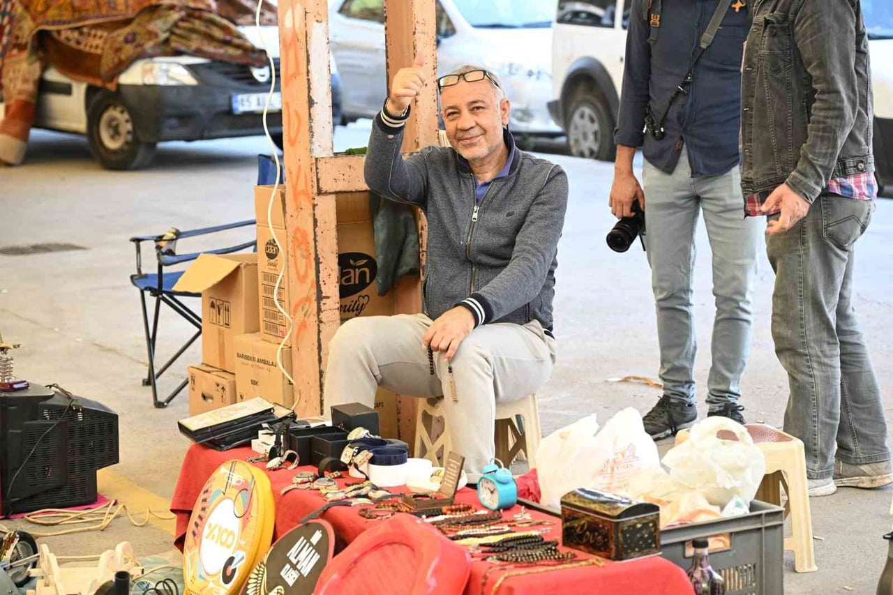 MANİSA’DA HER HAFTA KURULAN İKİNCİ EL EŞYA PAZARI, YENİ YERİNDE VATANDAŞLARLA BULUŞMAYA BAŞLADI....
