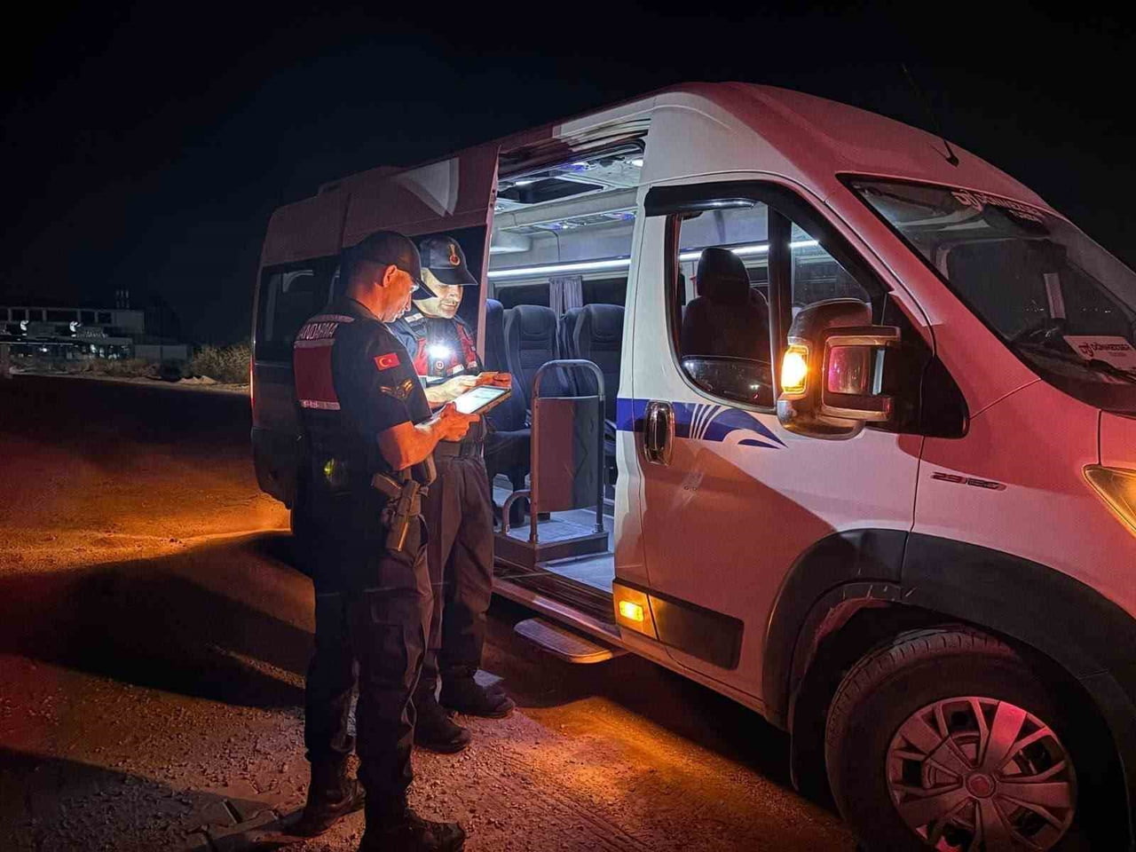 MANİSA’DA İL JANDARMA KOMUTANLIĞI EKİPLERİNCE GERÇEKLEŞTİRİLEN BÖLGESEL HUZUR VE GÜVEN UYGULAMASI...
