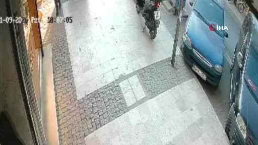 Manisa’da kuyumcu dükkanında silahlı soygun girişimi... Sopayla böyle kovaladılar