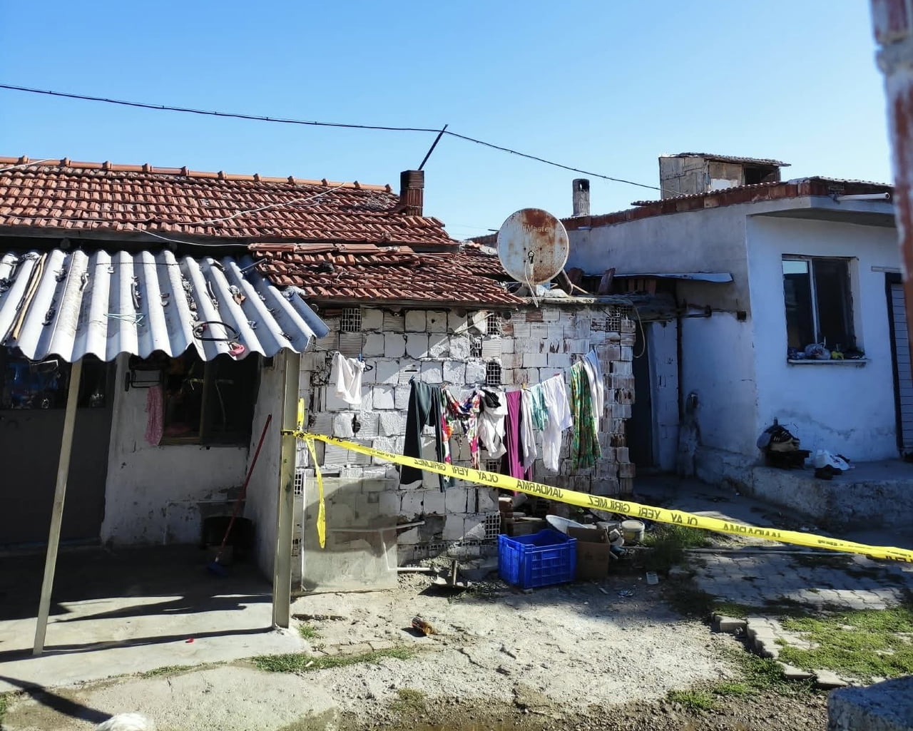 MANİSA’NIN AKHİSAR İLÇESİNDE EŞİ TARAFINDAN BIÇAKLA YARALANAN 30 YAŞINDAKİ KADIN KALDIRILDIĞI...