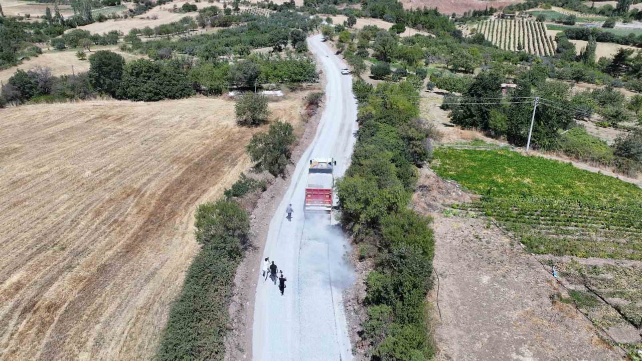 MANİSA’NIN BİRÇOK NOKTASINDA YOL YAPIM ÇALIŞMALARINI ARALIKSIZ SÜRDÜREN MANİSA BÜYÜKŞEHİR...