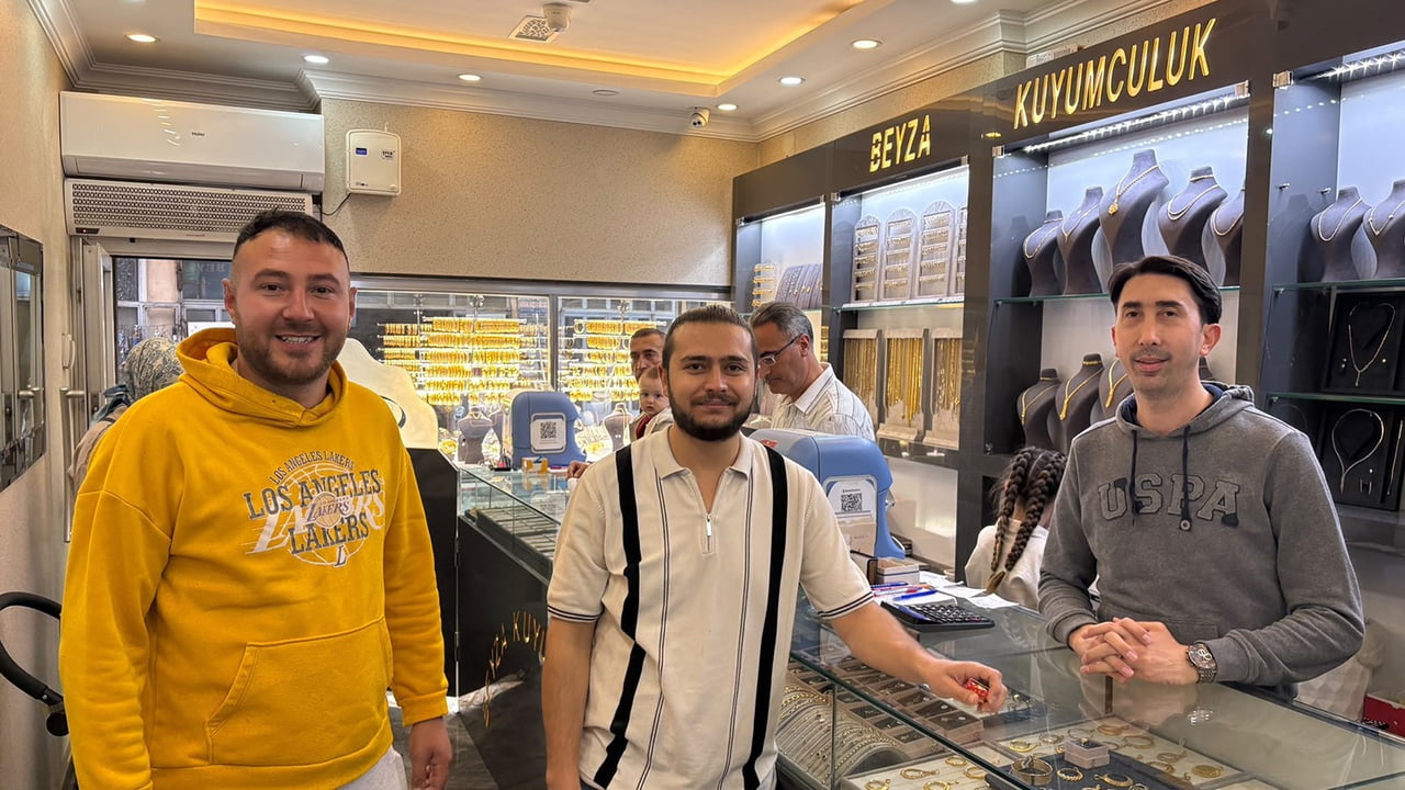 MANİSA’NIN KULA İLÇESİNDE ALIŞVERİŞ YAPTIKTAN SONRA ALTININI DÜŞÜREN VATANDAŞIN İMDADINA DUYARLI...
