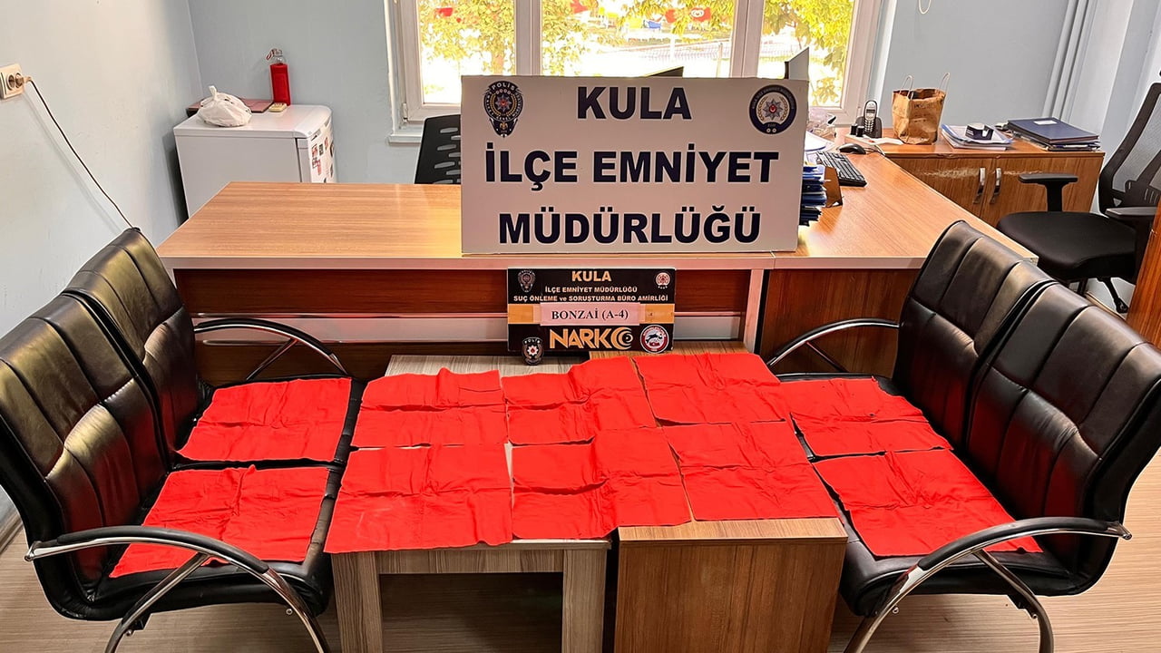 MANİSA’NIN KULA İLÇESİNDE POLİS EKİPLERİNİN YÜRÜTTÜĞÜ TAKİP SONUCU DURDURULAN ARAÇTAN, YAKLAŞIK 65...