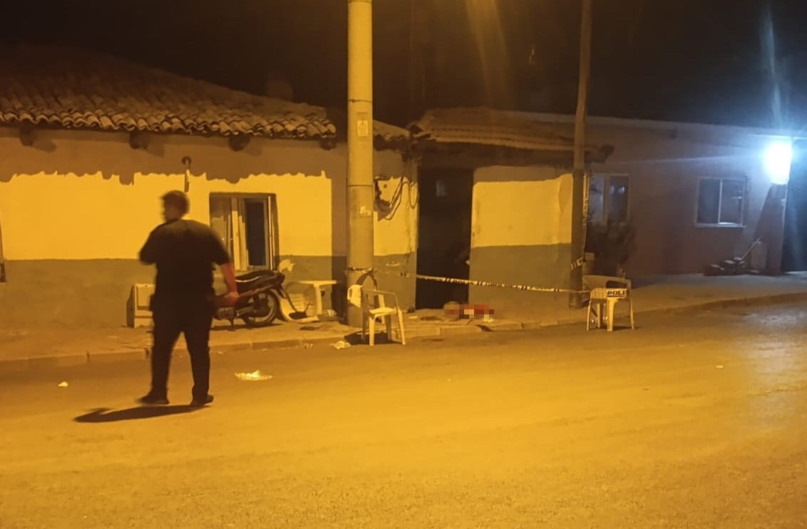 MANİSA’NIN SALİHLİ İLÇESİ KELİ MAHALLESİ’NDE DÜN GECE MEYDANA GELEN KORKUNÇ OLAYDA BİR KİŞİ, EŞİ...