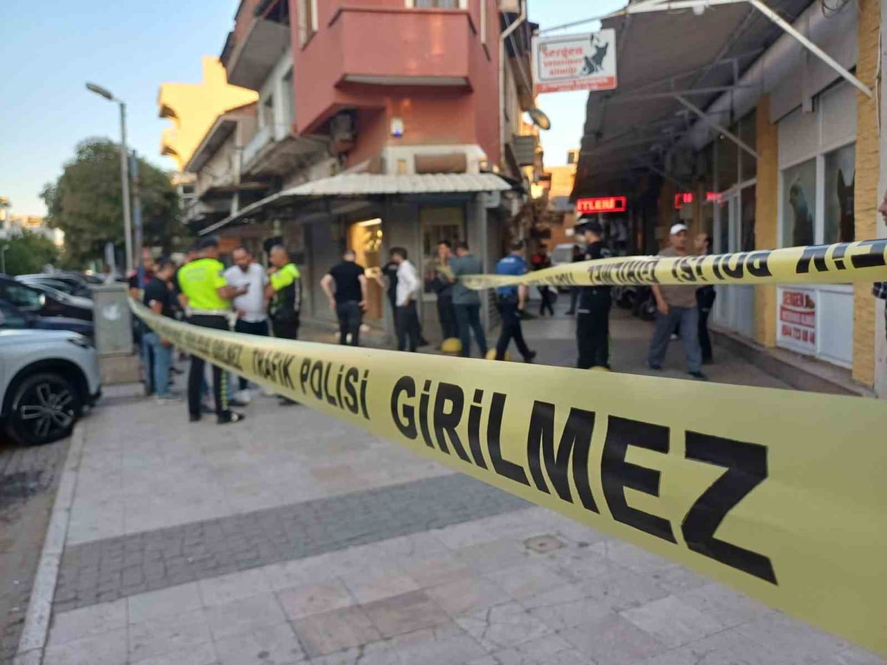 MANİSA’NIN SALİHLİ İLÇESİNDE BİR KUYUMCUYA DÜZENLENEN SİLAHLI SOYGUN GİRİŞİMİNDE İŞ YERİ SAHİBİ...