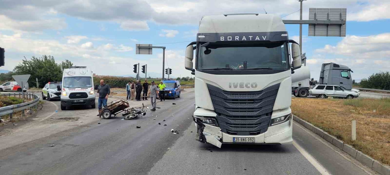MANİSA’NIN SALİHLİ İLÇESİNDE TIR İLE SEPETLİ MOTOSİKLETİN ÇARPIŞMASI SONUCU MEYDANA GELEN KAZADA...