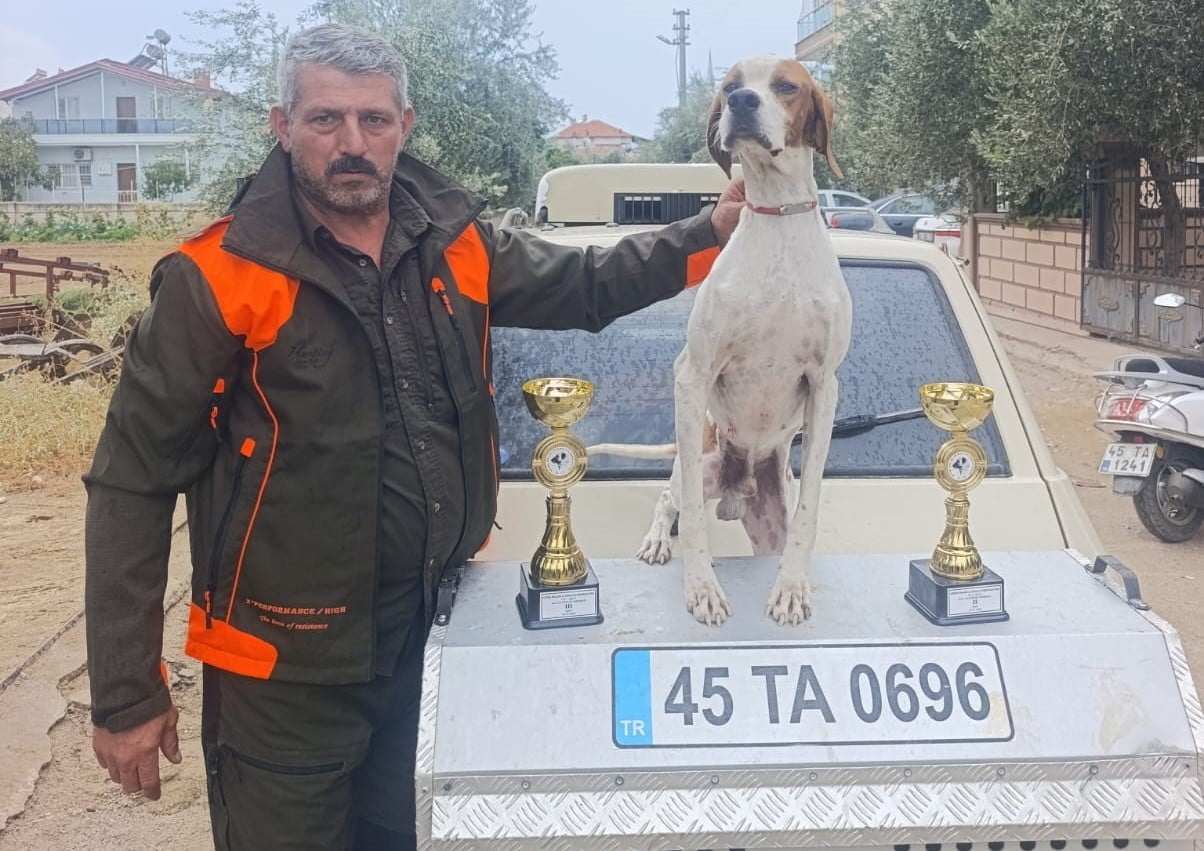 MANİSA’NIN SARIGÖL İLÇESİNDE YAŞAYAN AVCI ETHEM TOLGA KARATAŞ, UŞAK’TA DÜZENLENEN ST. HUBERT MİLLİ...