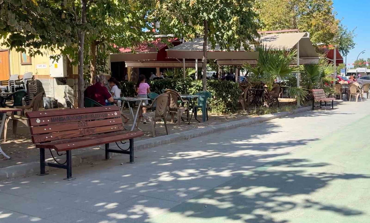 MANİSA’NIN ŞEHZADELER İLÇESİNDE BİR AİLE ÇAY BAHÇESİNİN ERKEKLER TUVALETİNDE GİZLİ KAMERA...