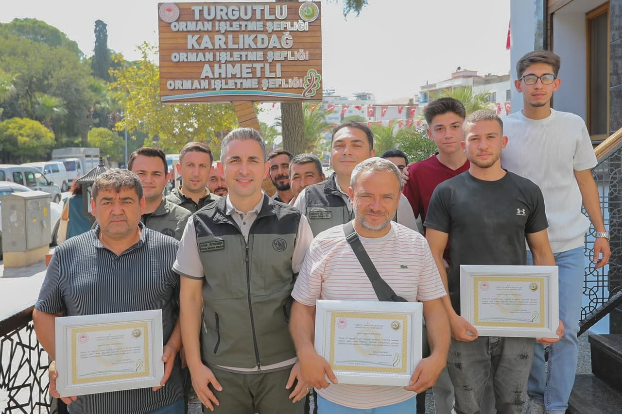 MANİSA’NIN TURGUTLU İLÇESİNDE 19 AĞUSTOS’TA ÇIKAN ORMAN YANGININDA SÖNDÜRME ÇALIŞMALARINA ÖZVERİLİ...