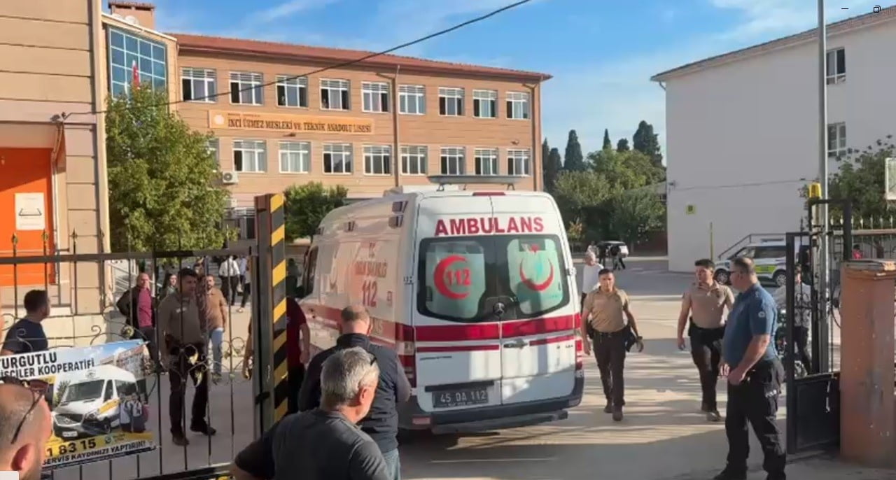 MANİSA’NIN TURGUTLU İLÇESİNDE BİR LİSENİN ÖNÜNDE KİMLİĞİ HENÜZ BELİRLENEMEYEN BİR ŞAHSIN SİLAHLA...