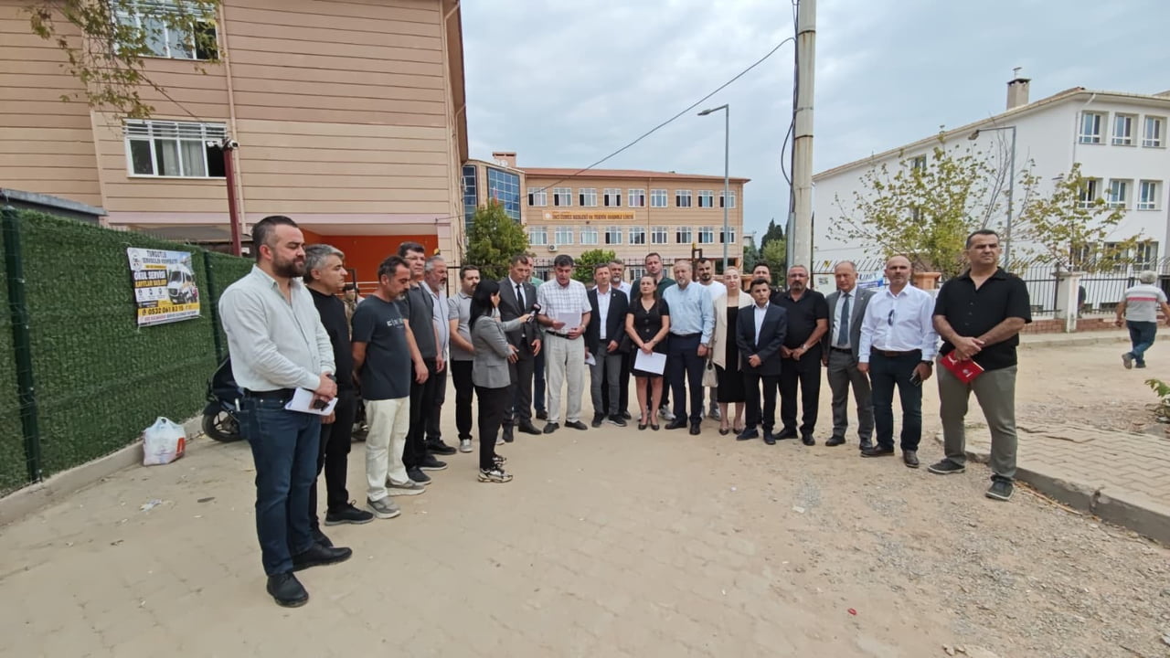 MANİSA’NIN TURGUTLU İLÇESİNDE OKUL ÖNÜNDE ÖĞRENCİLERİN SİLAHLI SALDIRIYA UĞRAMASININ ARDINDAN...