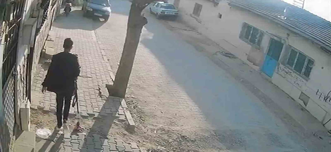 MANİSA’NIN TURGUTLU İLÇESİNDE OKUL ÖNÜNDE SİLAHLA ATEŞ AÇILMASI SONUCU 10 ÖĞRENCİ YARALANDI....