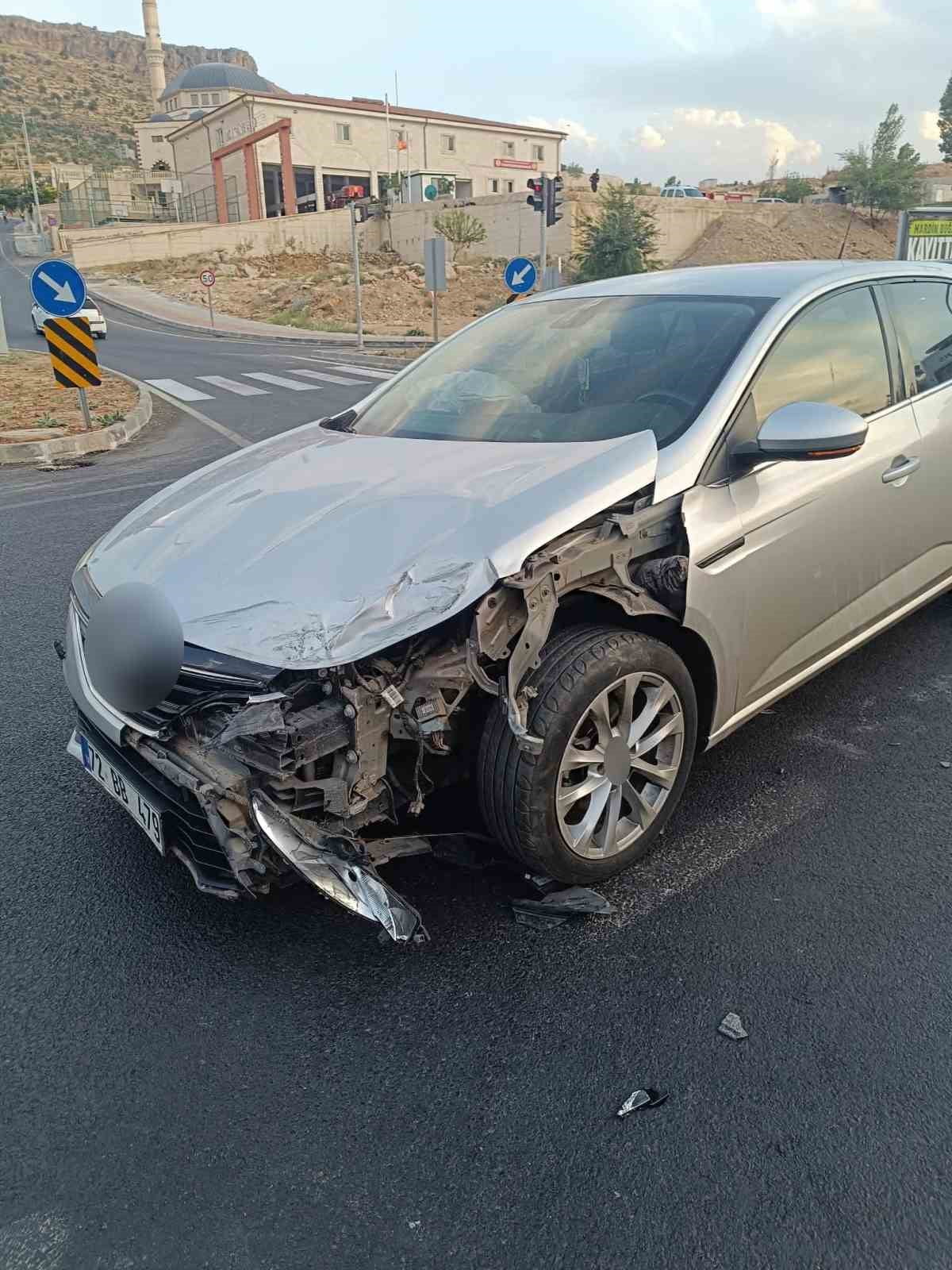 MARDİN'İN ARTUKLU İLÇESİNDE İKİ OTOMOBİLİN ÇARPIŞMASI SONUCU MADDİ HASARLI TRAFİK KAZASI MEYDANA...