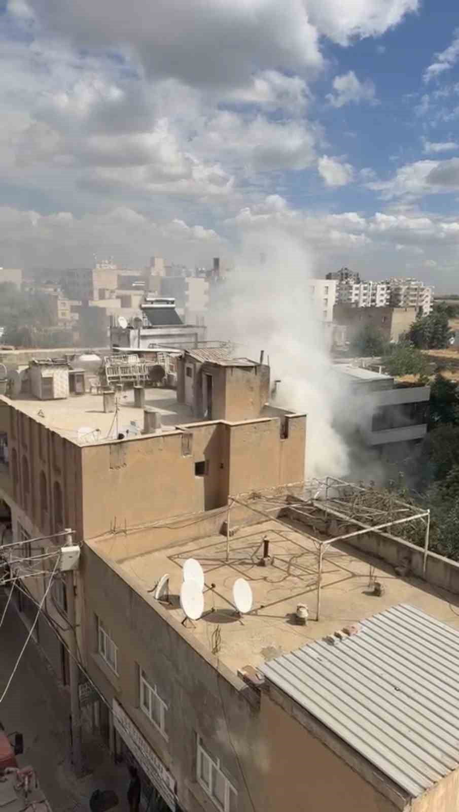 MARDİN'İN NUSAYBİN İLÇESİNDE BİR BİNADA ÇIKAN YANGIN, İTFAİYE EKİPLERİNİN MÜDAHALESİYLE...