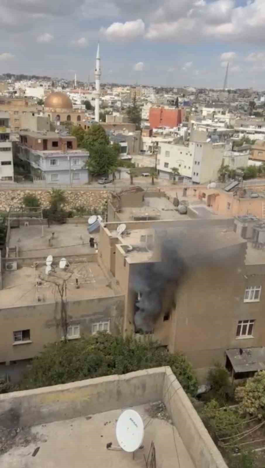 MARDİN'İN NUSAYBİN İLÇESİNDE BİR BİNADA ÇIKAN YANGINDA MAHSUR KALAN 2 KİŞİ, İTFAİYE EKİPLERİNCE...