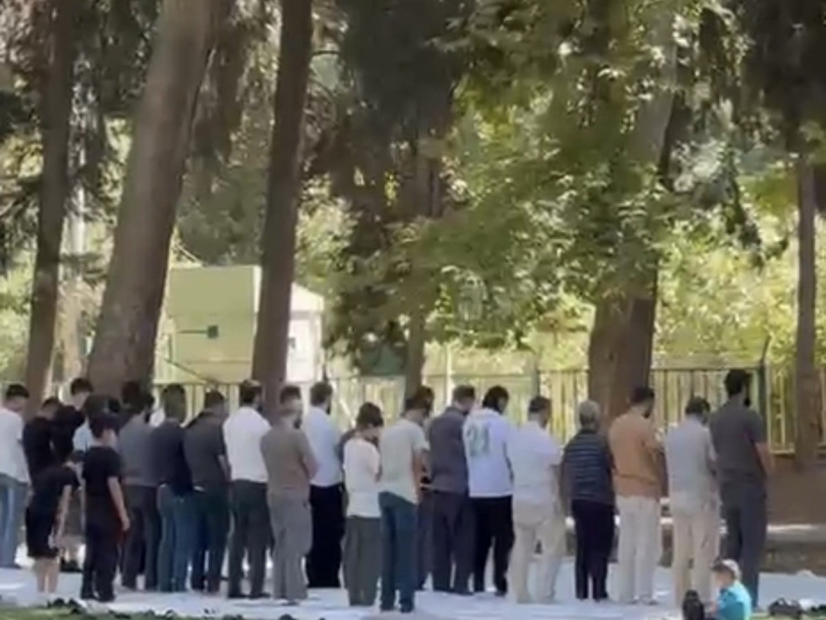 MARDİN'İN NUSAYBİN İLÇESİNDE DSİ BARAJI'NA PİKNİK İÇİN GELEN VATANDAŞLAR, ÖĞLE NAMAZI VAKTİNDE BİR...