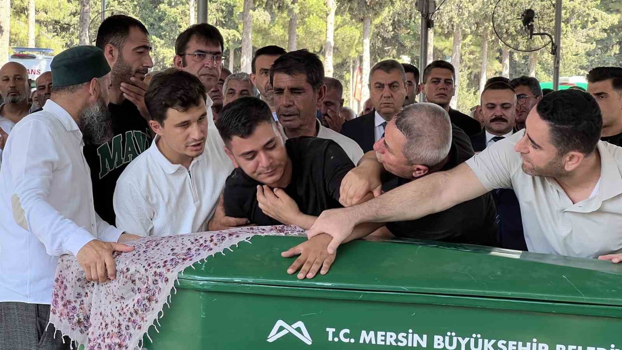 MEHMET PAYAM, ABLASININ TABUTUNA SARILARAK UZUN SÜRE GÖZYAŞI DÖKTÜ.