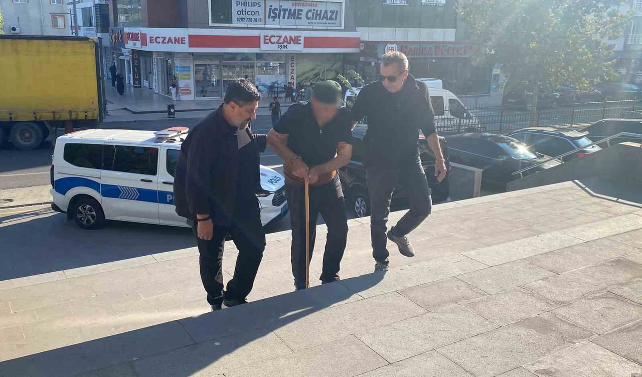 MEHMET ÜNLÜ, EMNİYETTEKİ İŞLEMLERİNİN TAMAMLANMASININ ARDINDAN ADLİYEYE SEVK EDİLDİ.