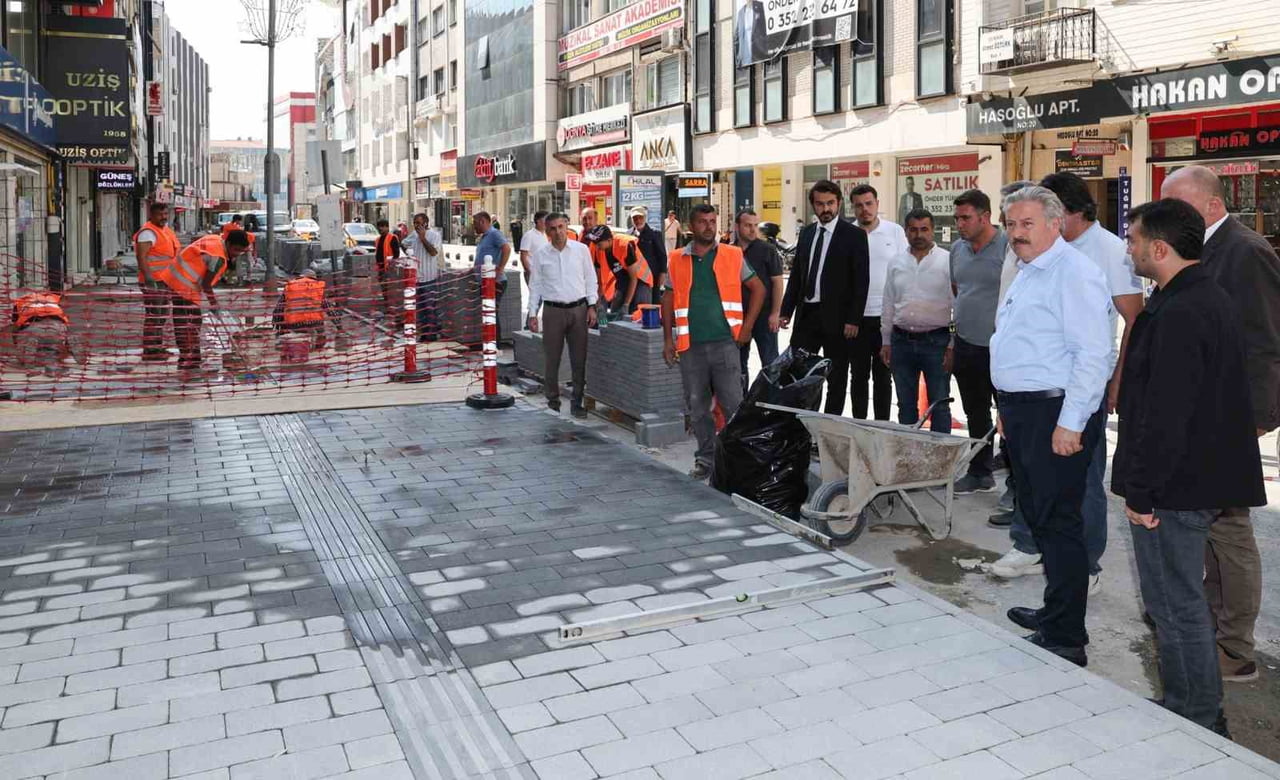 MELİKGAZİ BELEDİYESİ, ŞEHRİN MERKEZİNİ GÜZELLEŞTİREN ÇALIŞMALARINA HIZ KESMEDEN DEVAM...