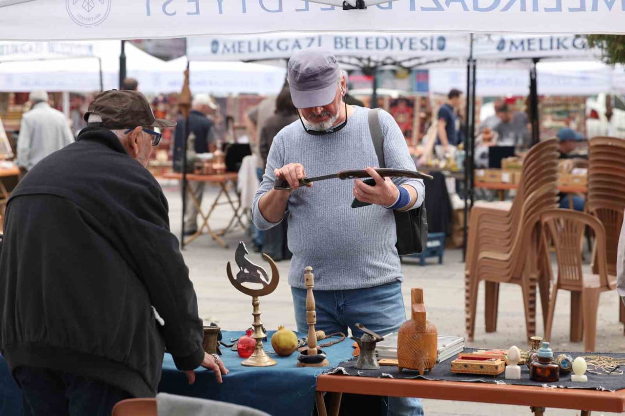 MELİKGAZİ BELEDİYESİ TARAFINDAN HER AYIN 4. PAZAR GÜNÜ DEDEMAN PARKI’NDA KURULAN ANTİKA PAZARI, BU...