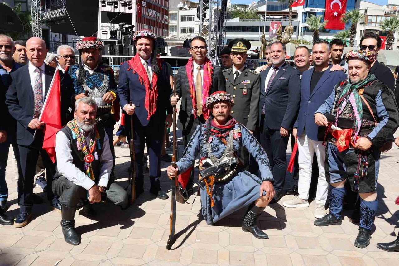 MENEMEN VE İZMİR'İN KURTULUŞUNUN 104. YIL DÖNÜMÜ İÇİN MENEMEN'DE TÖRENİN ADRESİ CUMHURİYET MEYDANI...