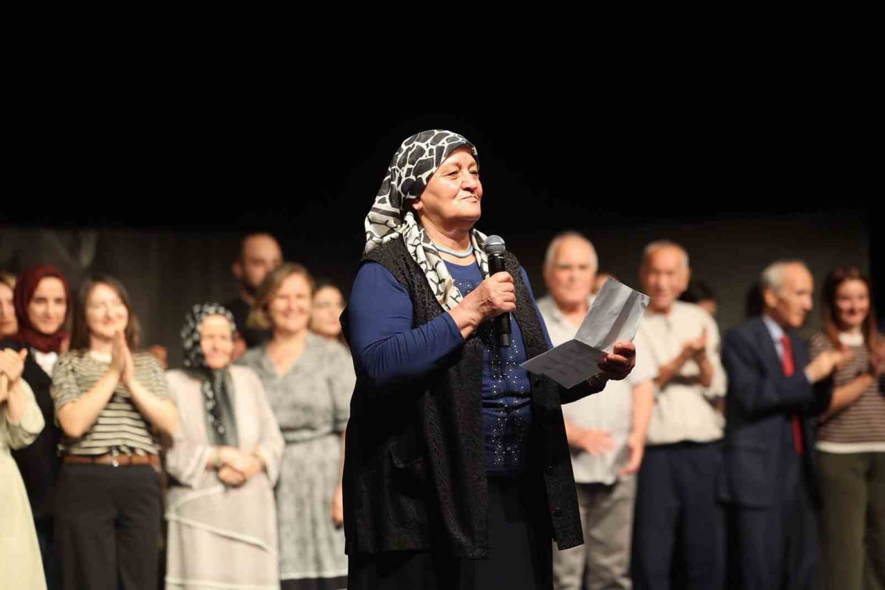 MERKEZEFENDİ BELEDİYESİ ALZHEİMER YAŞAM MERKEZİ’NDE HİZMET ALAN BÜYÜKLERİN SAHNE ALDIĞI "EVE...