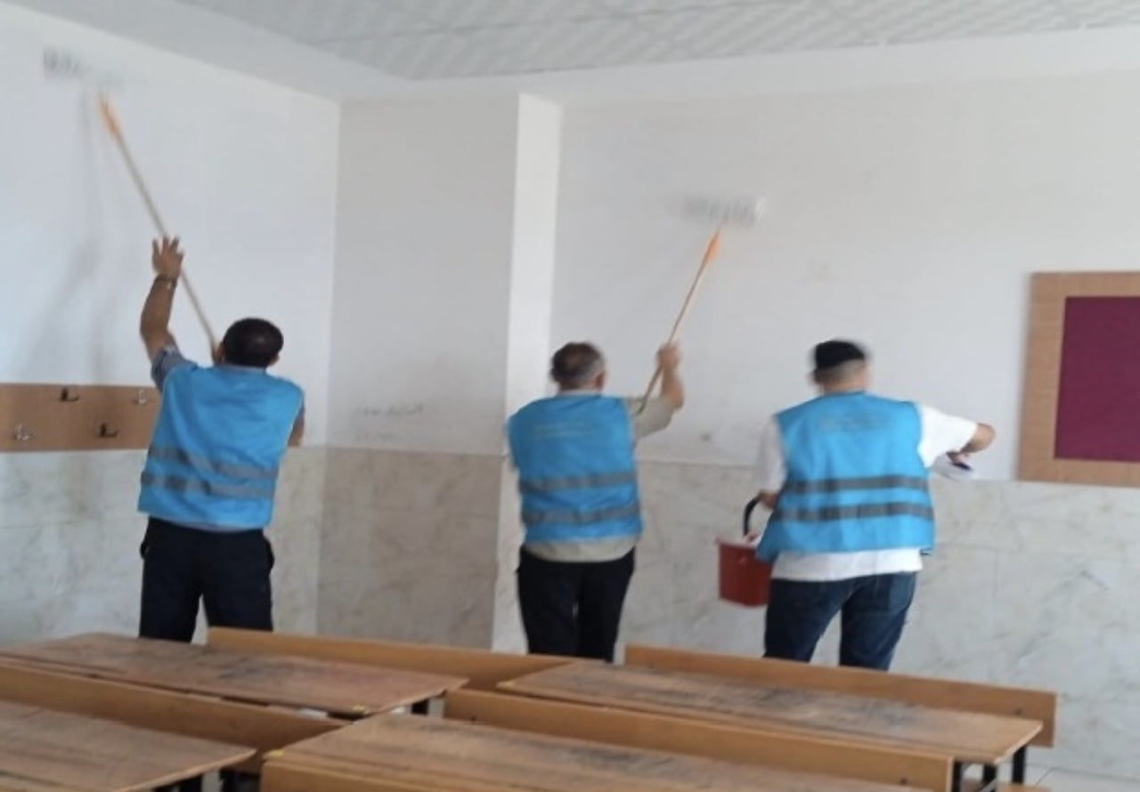MERSİN'DE DENETİMLİ SERBESTLİK YÜKÜMLÜLERİ, KAMU YARARINA ÇALIŞMA KAPSAMINDA 6 OKULDA BOYA, BAKIM...