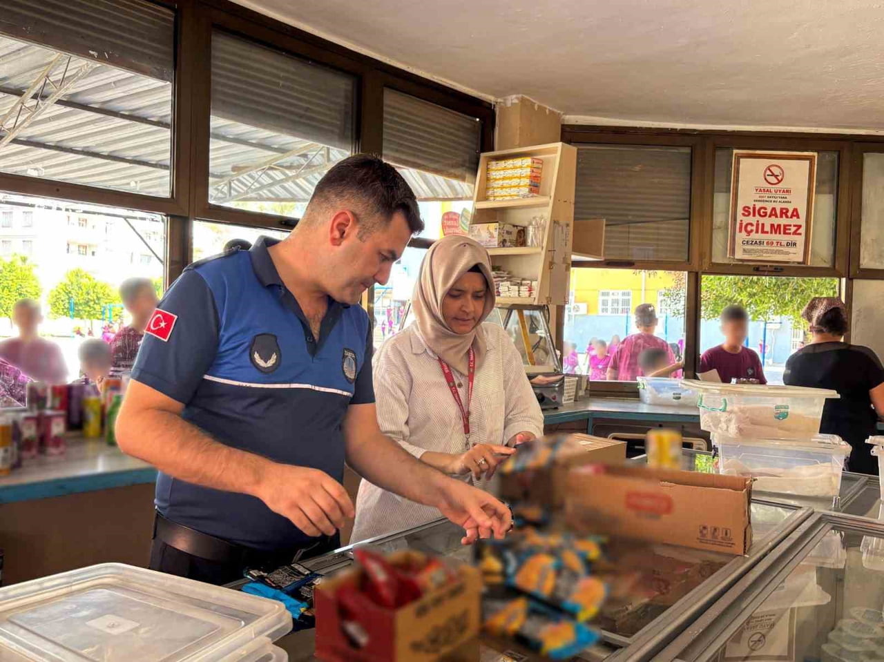 MERSİN'DE OKUL KANTİNLERİNE YÖNELİK GERÇEKLEŞTİRİLEN DENETİMLERDE SON KULLANMA TARİHİ GEÇMİŞ SÜT...