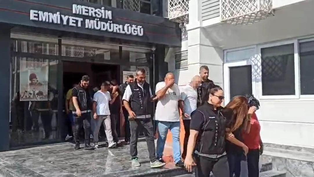 MERSİN'DE ŞEHİR HASTANESİNİN AÇIK OTOPARKINDA PARK HALİNDEKİ PANELVANDA 256 BİN 900 ADET SENTETİK...