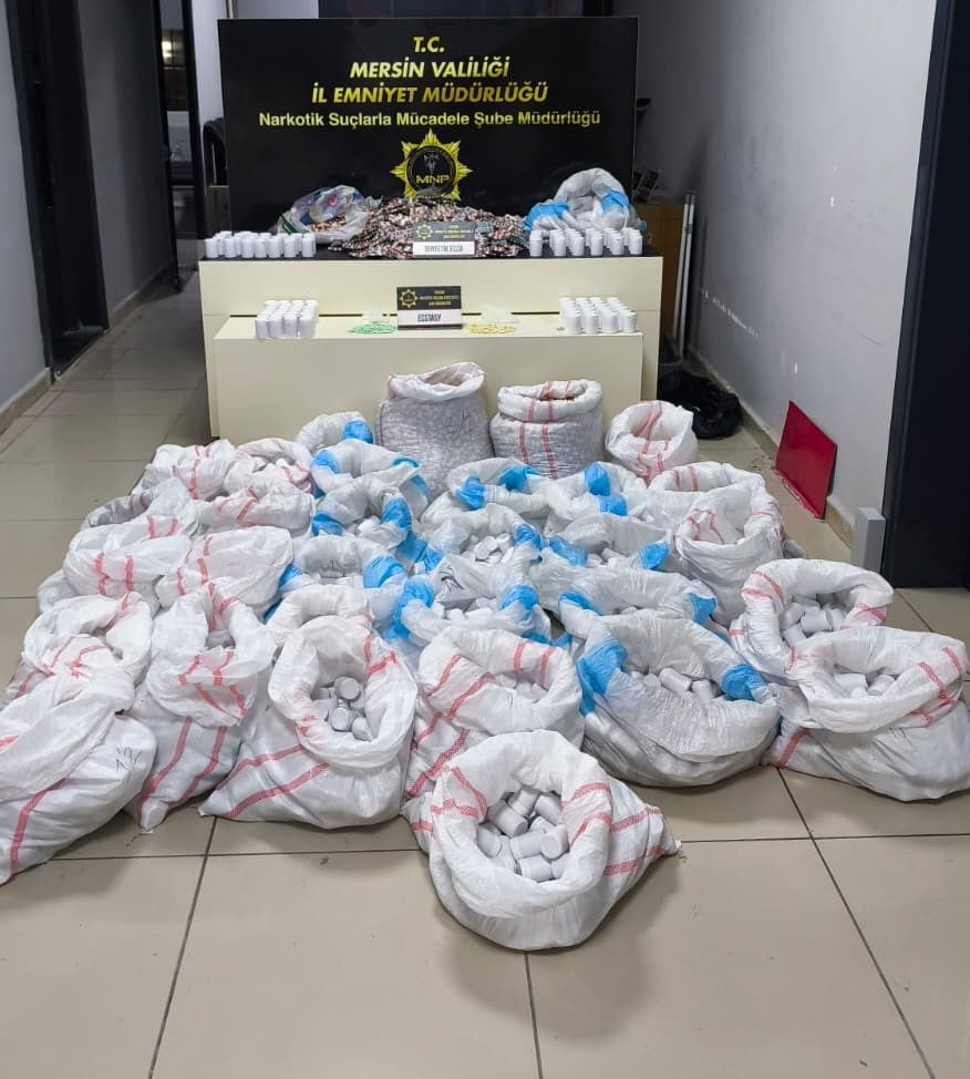 MERSİN'DE ŞEHİR HASTANESİNİN AÇIK OTOPARKINDAKİ BİR ARAÇTA YAPILAN ARAMADA 256 BİN 900 ADET...