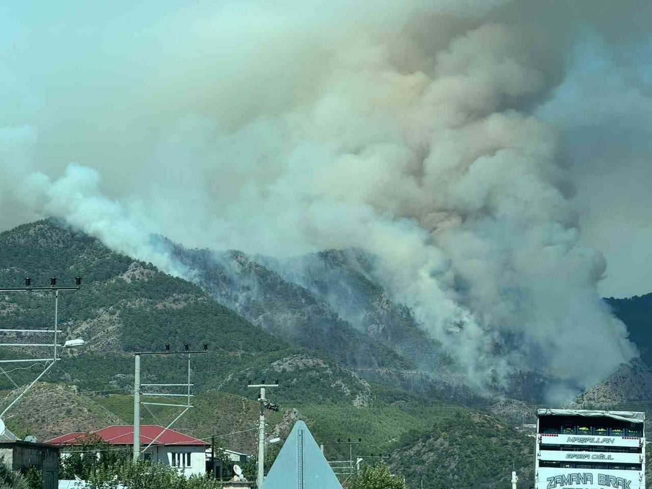 MERSİN'İN BOZYAZI İLÇESİNDE SERALARIN BULUNDUĞU ALANDA BAŞLAYARAK ORMANLIK ALANA YAYILAN YANGINA...