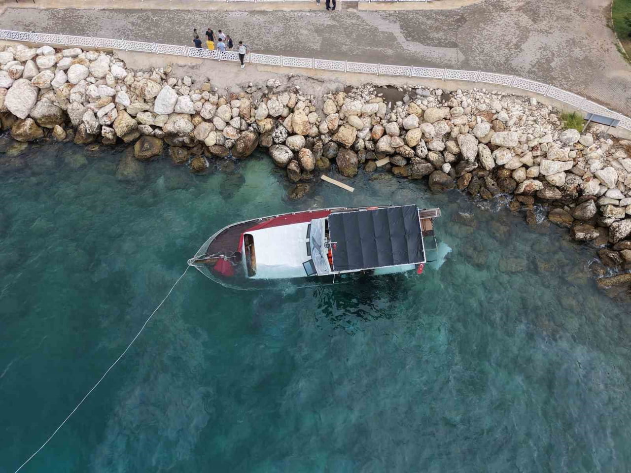 MERSİN'İN SİLİFKE İLÇESİNDE TEKNE FIRTINA DA KIYIYA VURARAK KISMEN BATARKEN, KURTARMA ÇALIŞMASI...