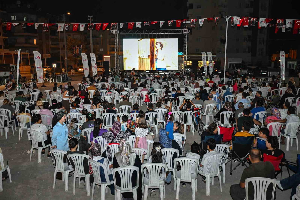 MERSİN BÜYÜKŞEHİR BELEDİYESİ, AÇIK HAVA SİNEMASI ETKİNLİKLERİYLE YAZ AKŞAMLARINDA VATANDAŞLARA...