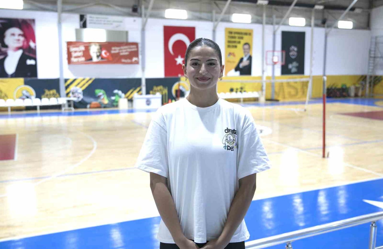 MERSİN’DE 12 YAŞINDA ÜCRETSİZ VOLEYBOL KURSLARINA KATILARAK YETENEĞİ KEŞFEDİLEN CENNET İREM ÇETİN...