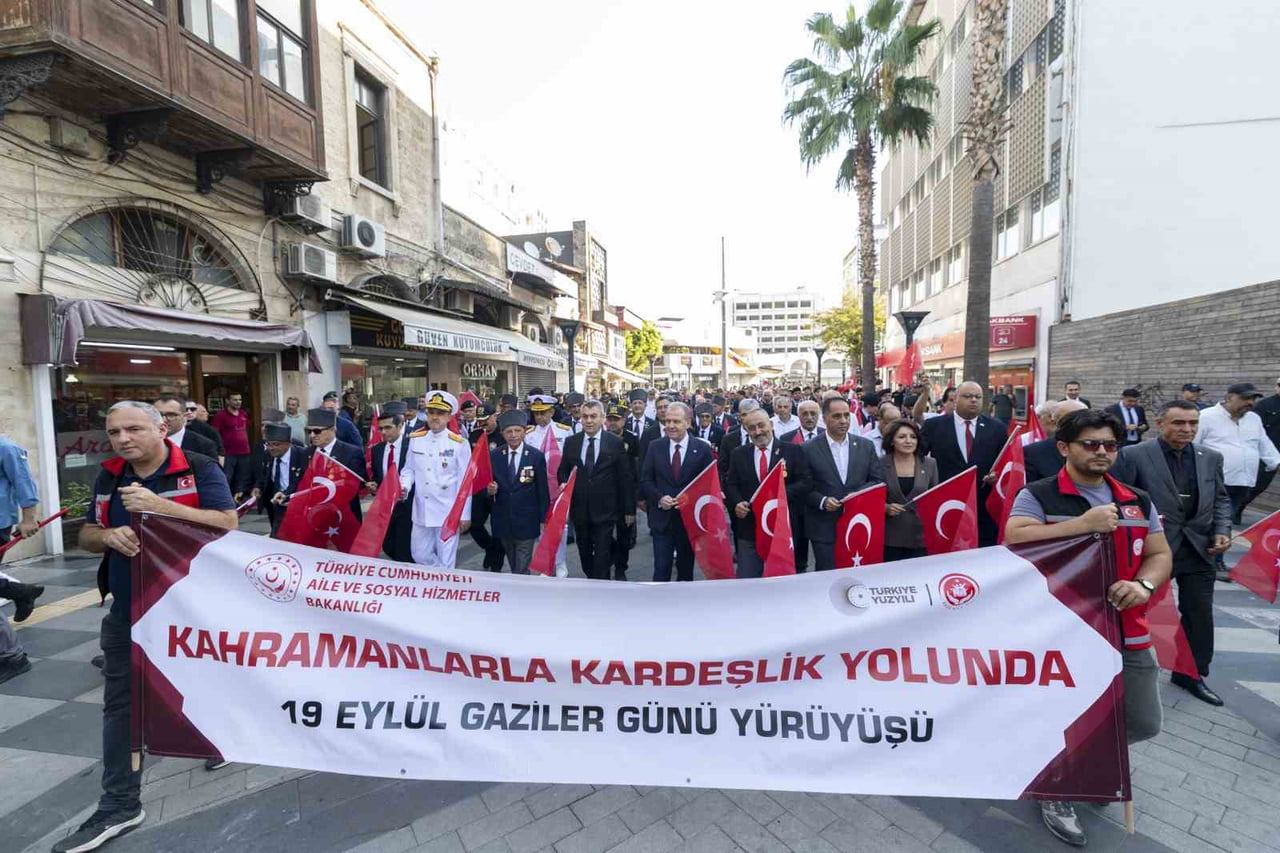 MERSİN’DE 19 EYLÜL GAZİLER GÜNÜ DOLAYISIYLA YÜRÜYÜŞ VE ANMA TÖRENİ DÜZENLENDİ. PROGRAM KAPSAMINDA...