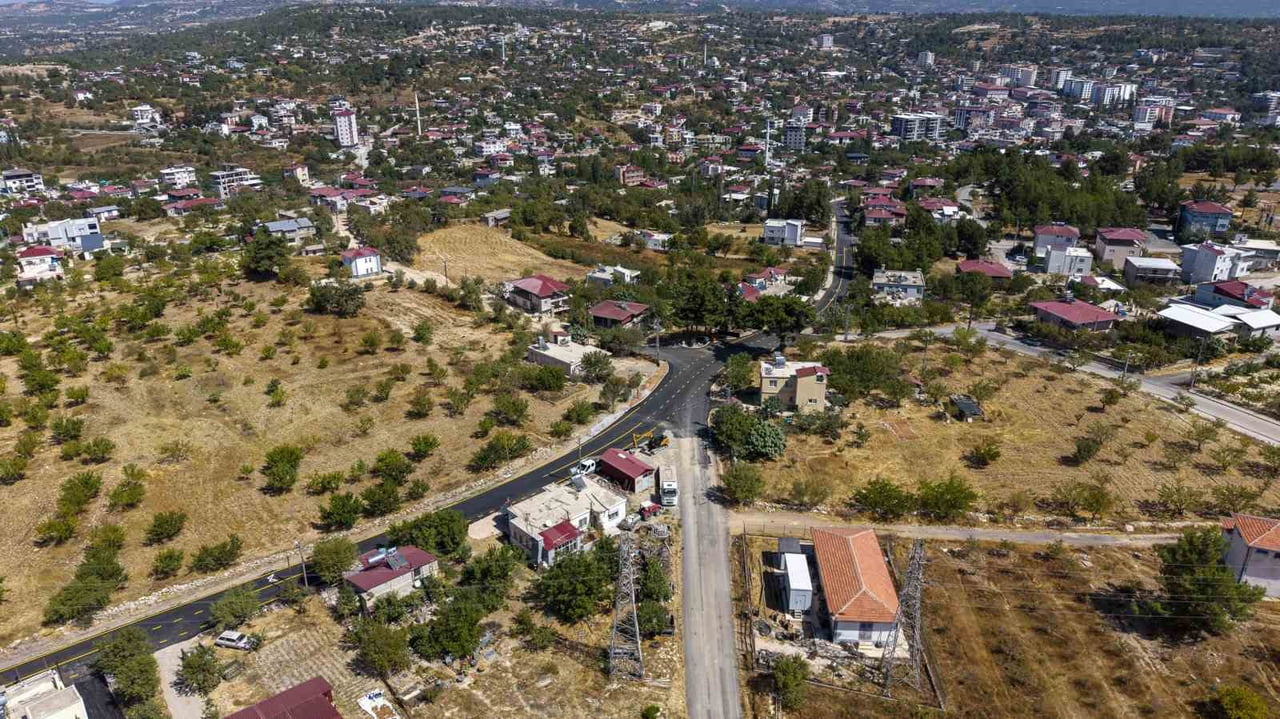 MERSİN’DE 3 MAHALLENİN ORTAK KULLANDIĞI BİN 100 METRE UZUNLUĞUNDAKİ YOL, ALTYAPI ÇALIŞMALARININ...