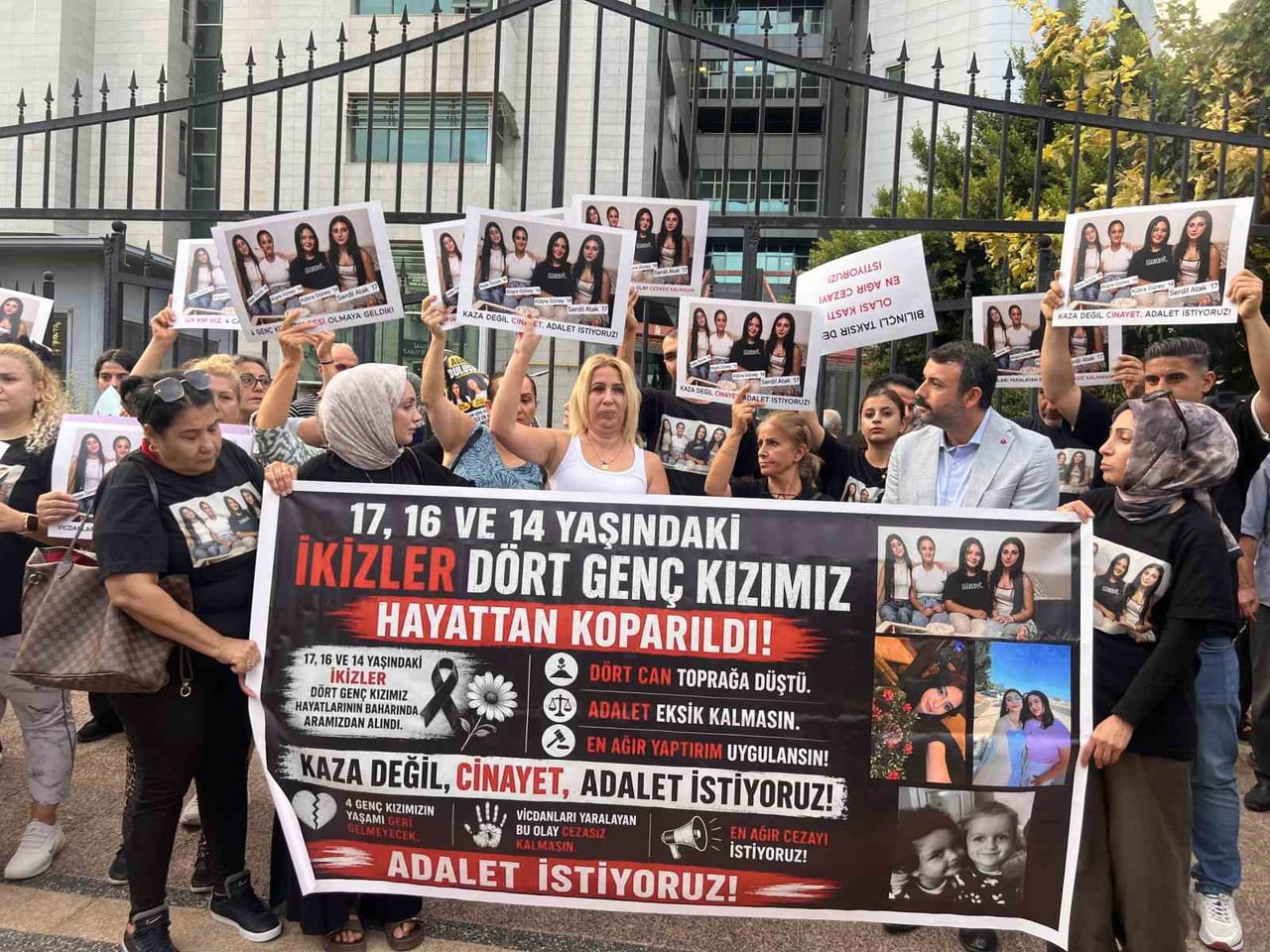 MERSİN’DE KULLANDIĞI CİPİN REFÜJDE KARŞIYA GEÇMEK İÇİN BEKLEYEN YAYALARA ÇARPMASI SONUCU İKİZ...