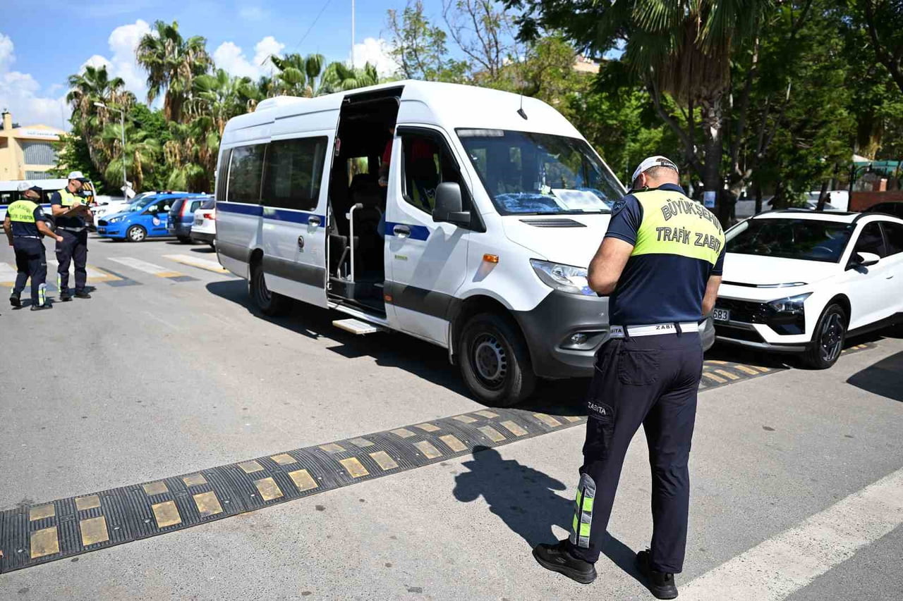 MERSİN’DE ÖĞRENCİLERİN GÜVENLİ ULAŞIMINI SAĞLAMAK AMACIYLA OKUL SERVİSLERİNE YÖNELİK DENETİM...