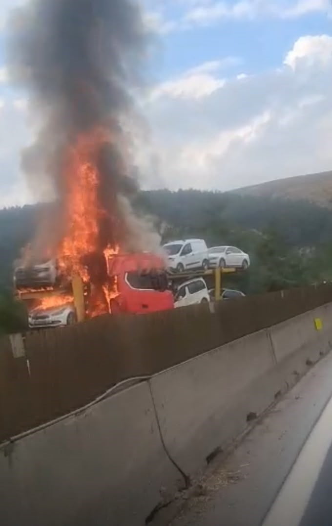 MERSİN’DE OTOYOLDA OTOMOBİL TAŞIYAN TIRDA ÇIKAN YANGINDA OTOMOBİLLER DE ALEV ALDI. O ANLAR SANİYE...