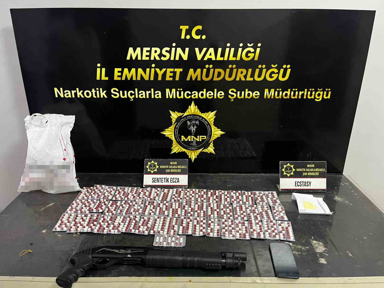 MERSİN’DE UYUŞTURUCU MADDE TİCARETİ YAPTIĞI ÖNE SÜRÜLEN SOKAK SATICILARINA YÖNELİK DÜZENLENEN...