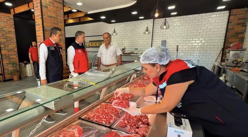 MERSİN GENELİNDE VATANDAŞLARIN GÜVENİLİR VE HİJYENİK GIDAYA ULAŞMASINI SAĞLAMAK AMACIYLA ÜRETİM...