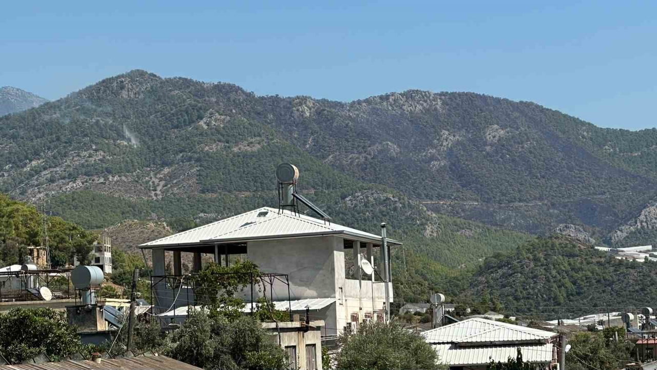 MERSİN’İN BOZYAZI İLÇESİNDE DÜN BAŞLAYAN ORMAN YANGINI, HAVADAN VE KARADAN YAPILAN MÜDAHALENİN...