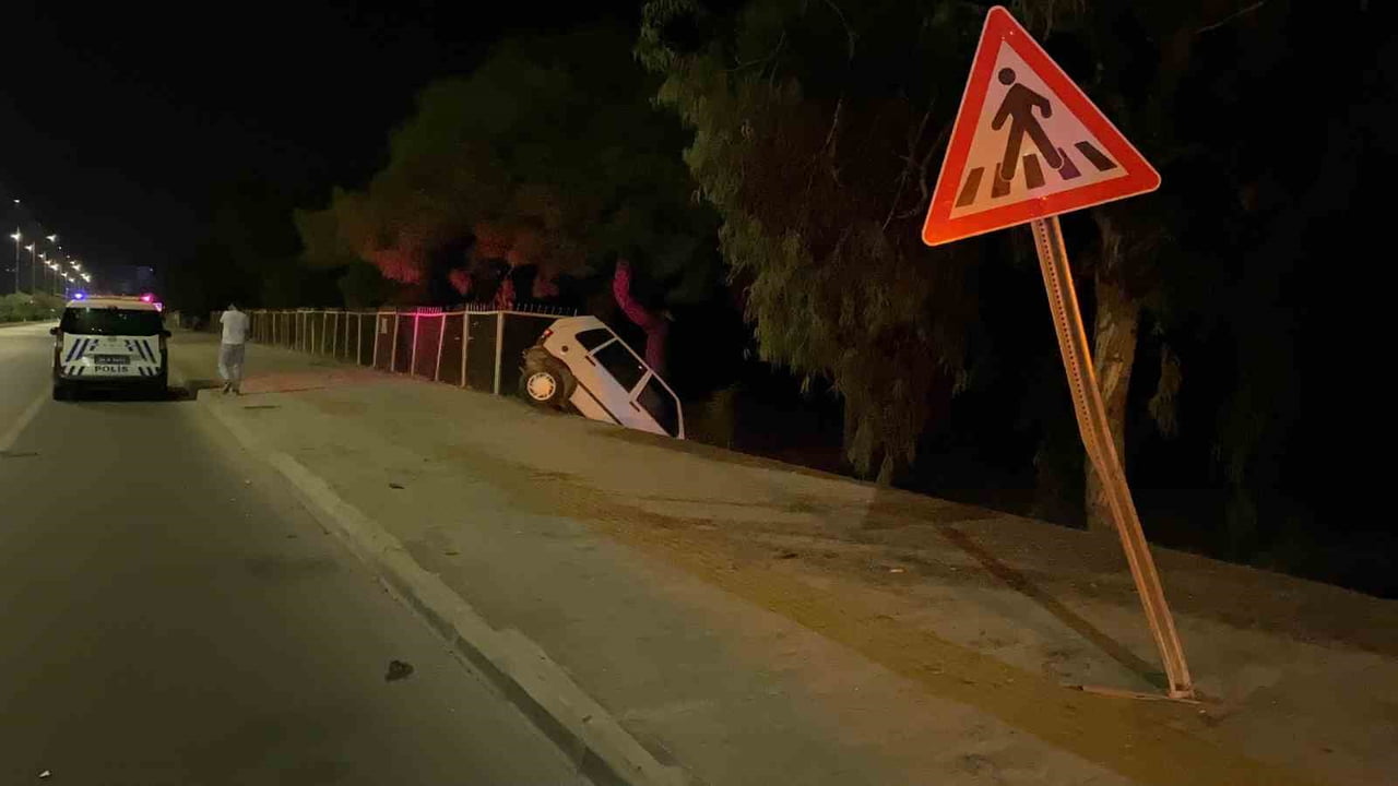 MERSİN’İN ERDEMLİ İLÇESİNDE KONTROLDEN ÇIKAN OTOMOBİL TABİAT PARKINA GİRERKEN ASKIDA KALMASI...