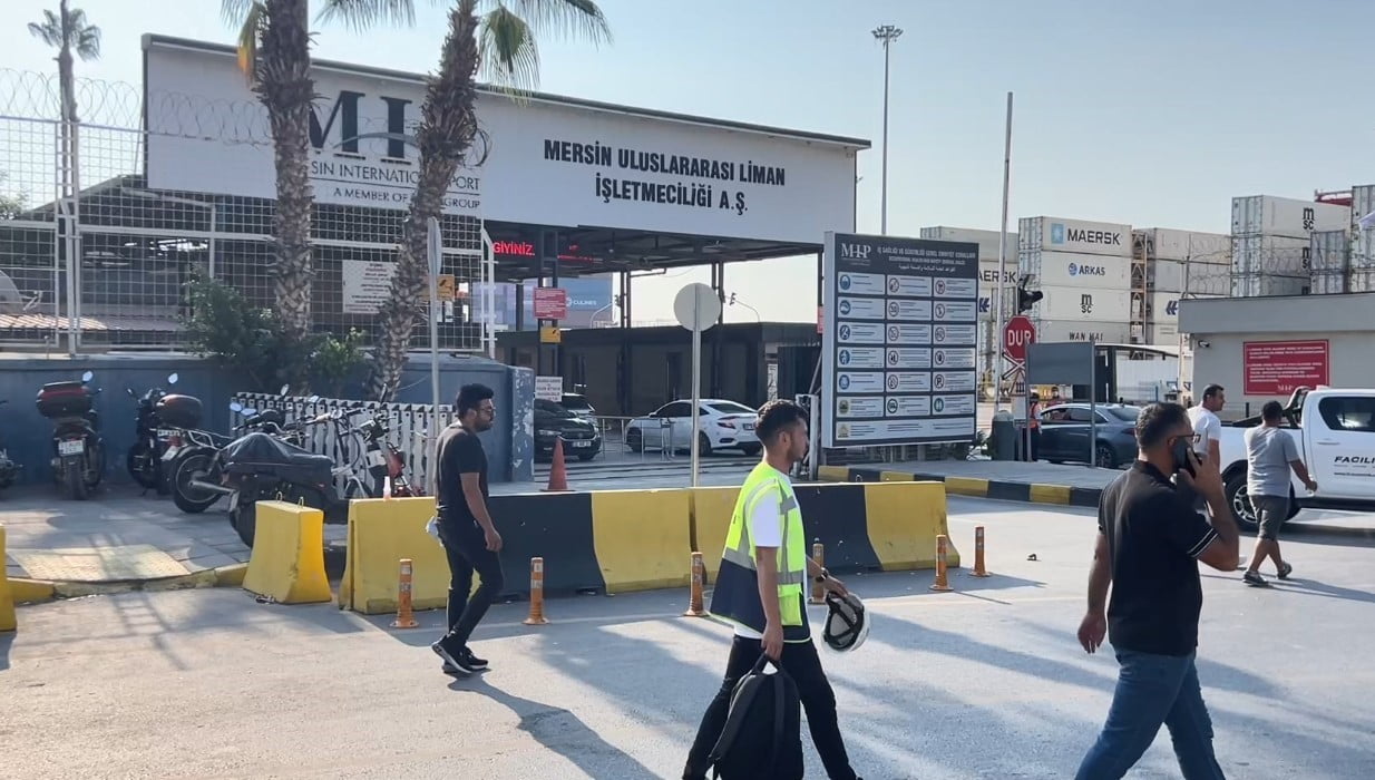 MERSİN LİMANI'NDA KİMYASAL MADDE İÇİNDE BULUNAN BİR KONTEYNERIN DELİNMESİ SONUCU SIZINTI OLDUĞU...