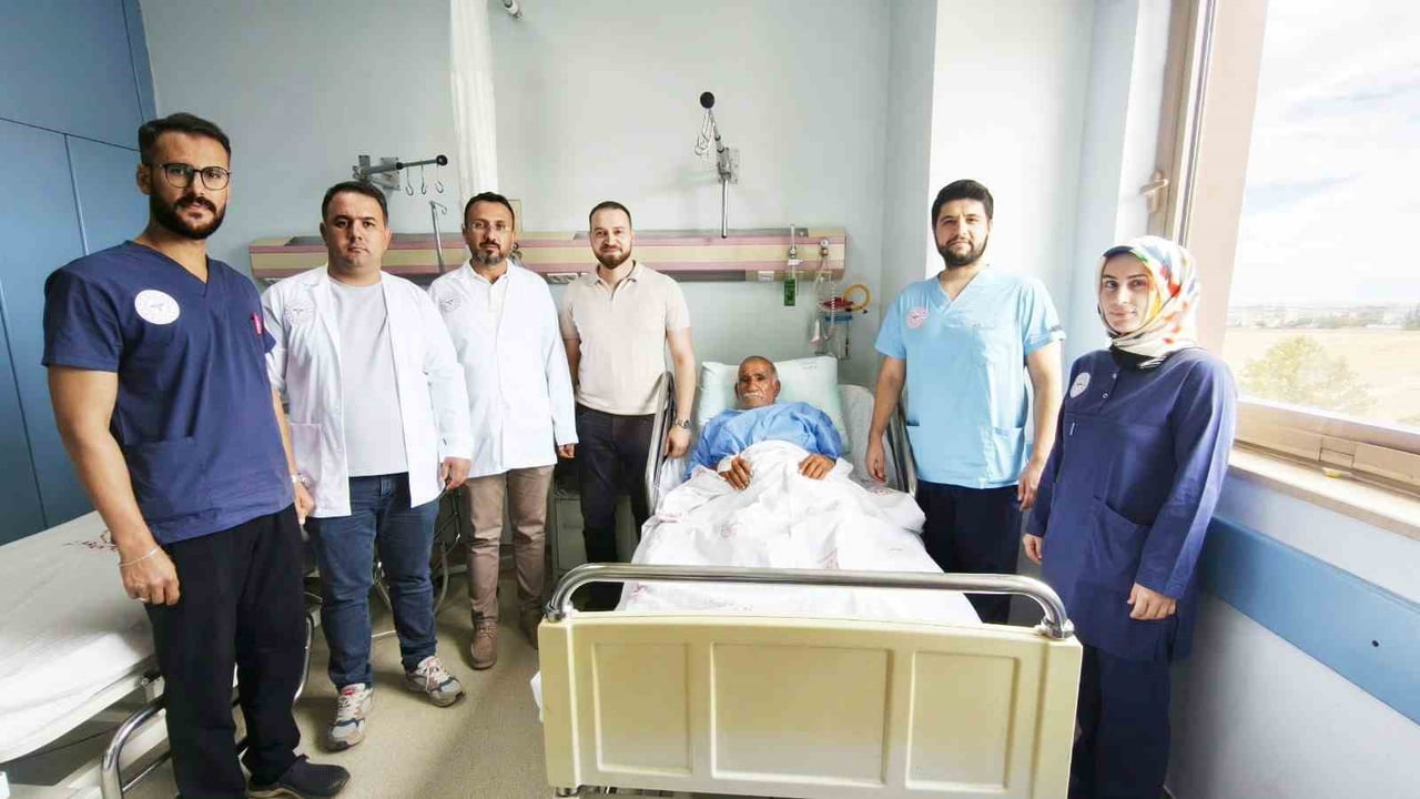 MESANESİNDEN 42 PARÇA TAŞ ÇIKARILAN HASTA SAĞLIĞINA KAVUŞTU